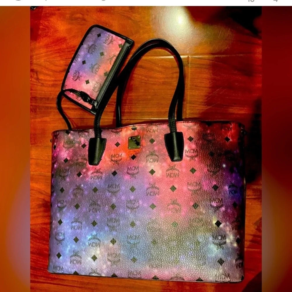 โญ๏ธ2xHOST PICKโญ๏ธ MCM Limited Edition Galaxy Coated Canvas Shopper Tote w/dust bag - Picture 3 of 6
